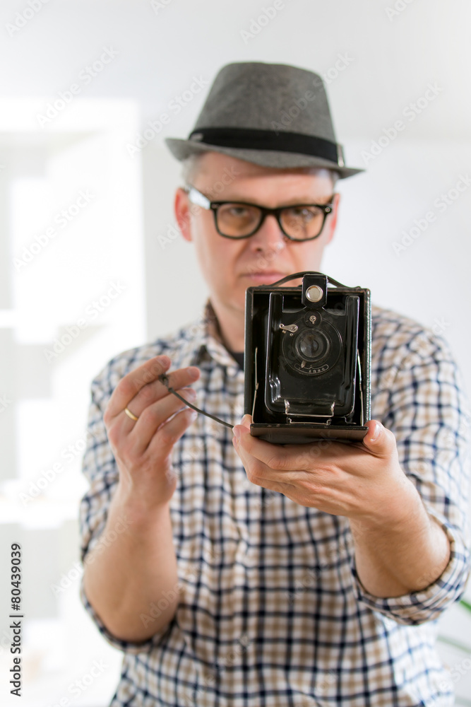 Fototapeta premium Man with retro film camera