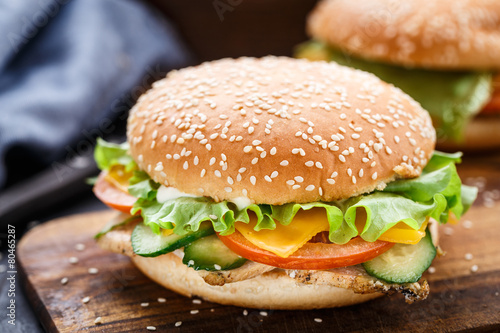 Εκτύπωση καμβά Cesare burger on wooden board