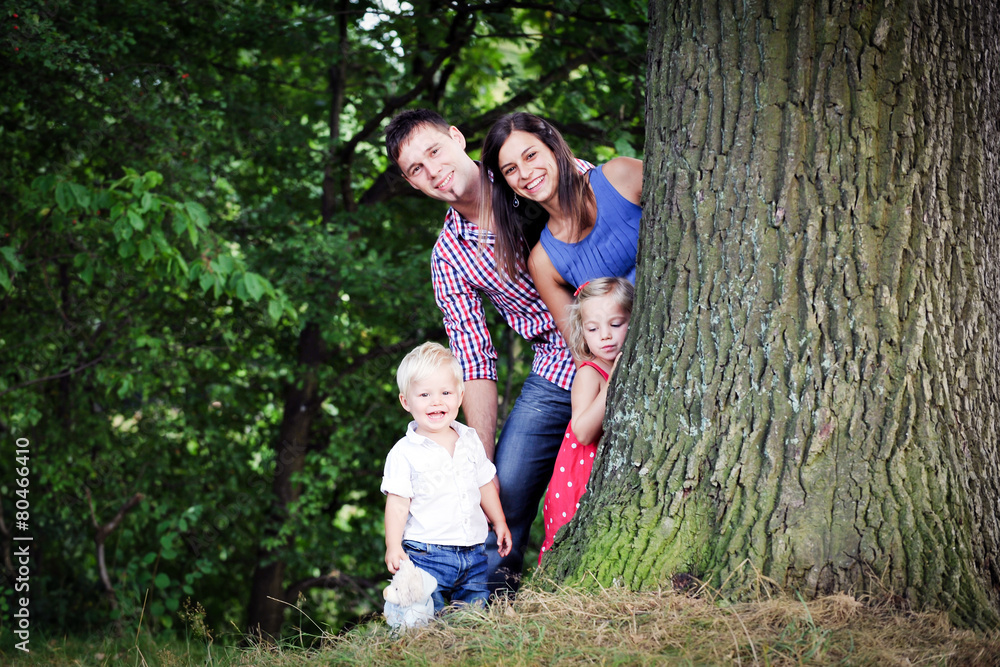 Fototapeta premium familie spielt mit kindern