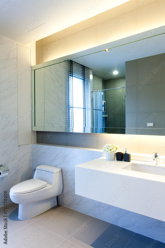 Modern public bathroom Modern public bathroom