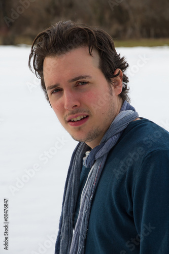 Retrato de hombre joven en fondo nevado