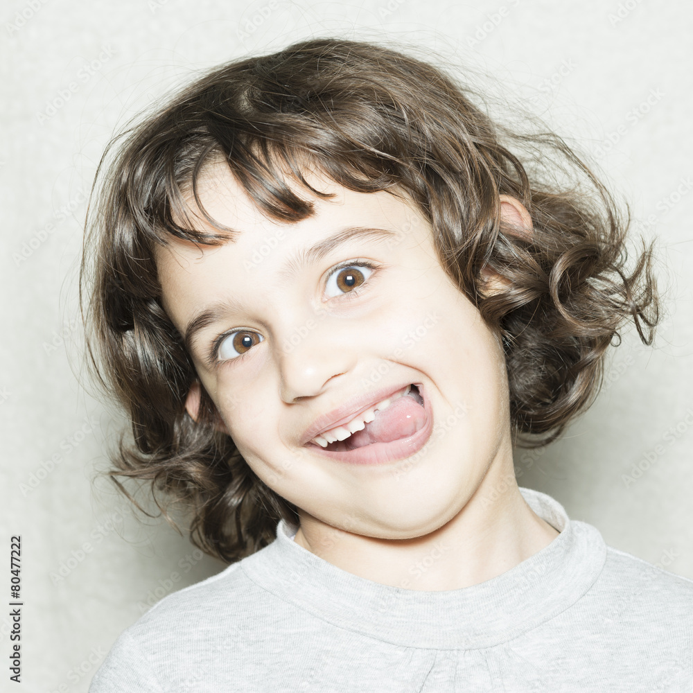 Niña sacando la lengua Stock Photo | Adobe Stock