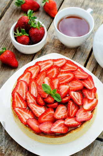 cake with strawberries and cream cheese
