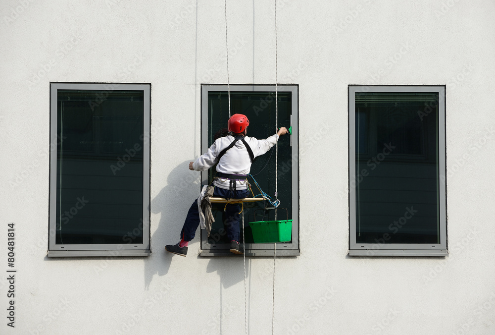 Alpinist window cleaner