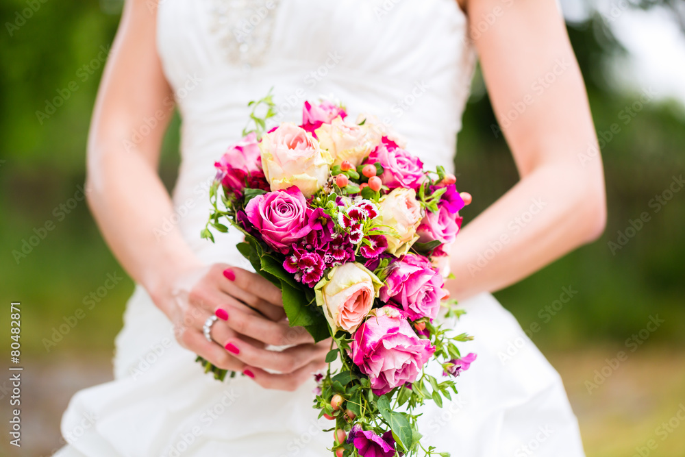 Braut im Brautkleid mit Brautstrauß Braut im Brautkleid mit Brautstrauß