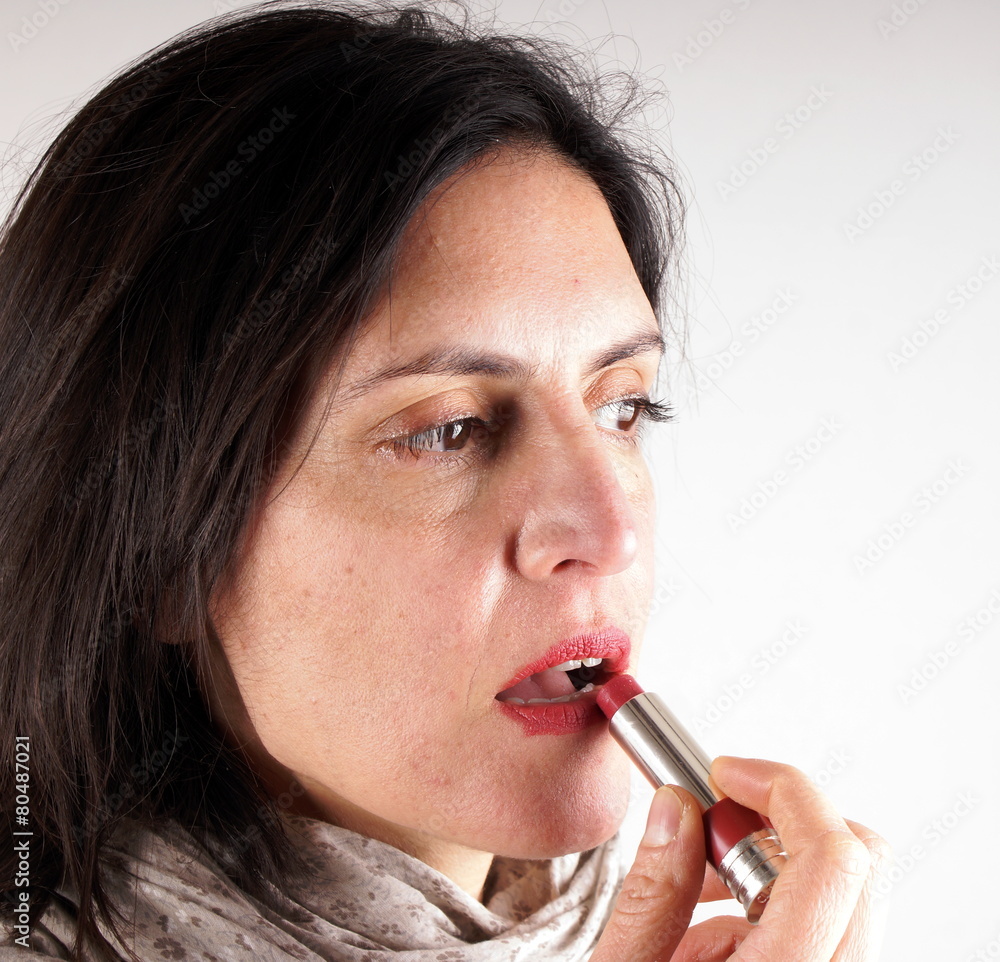 Obraz premium Putting lipstick on