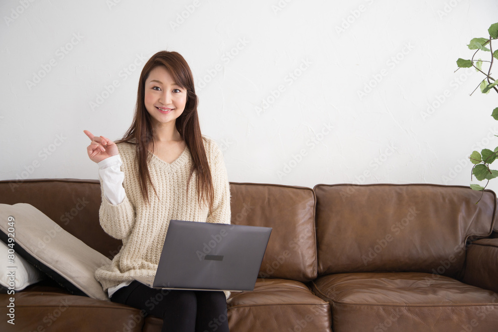 PCを使う女性 PCを使う女性