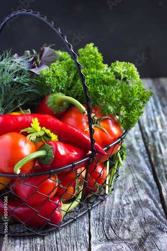Foto fresh organic vegetables on the  basket