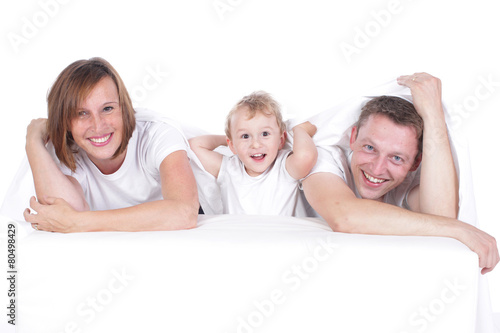 Glückliche Familie vor weißem Hintergrund