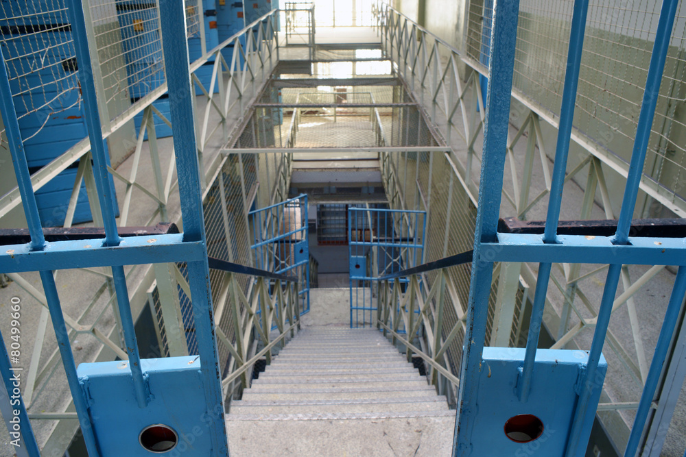 © Sinuswelle - Gefängnis Innenarchitektur mit Treppen und Gittern