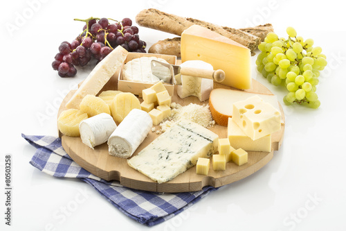 Käseplatte mit verschiedenen Käsesorten und Weintrauben