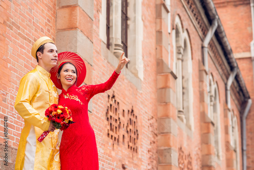 Fotografi Newly married multi-ethnic couple