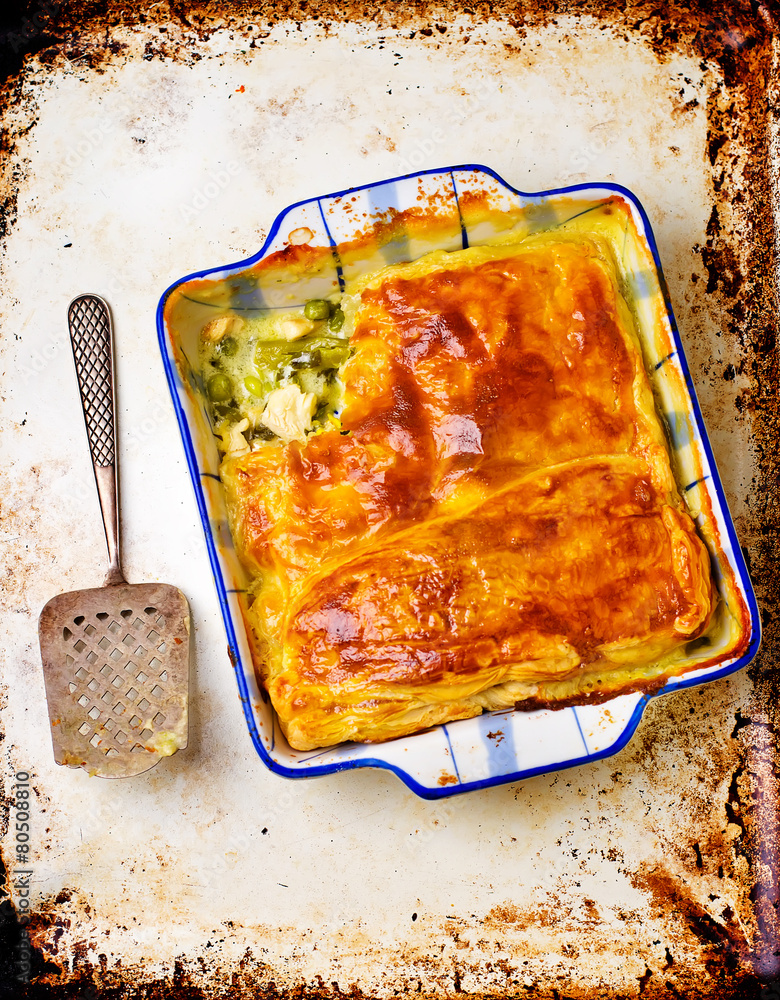 Obraz premium Puff pastry pie with chicken and vegetables
