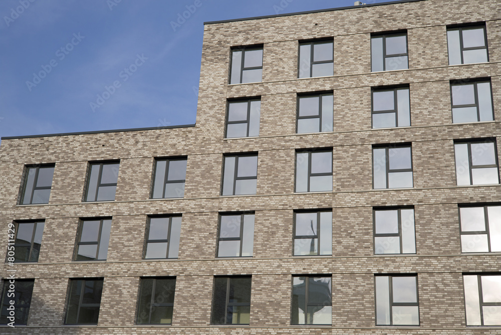Fototapeta premium Fassade eines modernen Wohngebäudes in Frankfurt am Main, Deuts