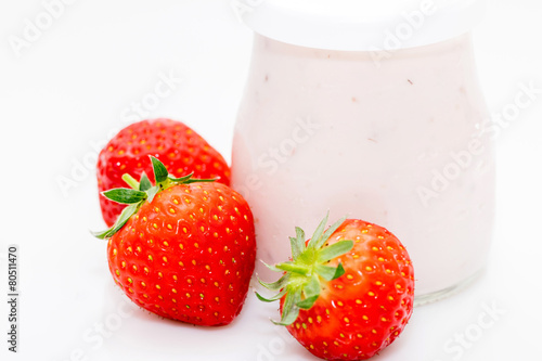 Pot  yaourt  fruits  fraises