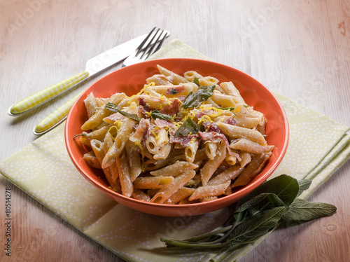 Fotografi pasta with speck sage and cream sauce