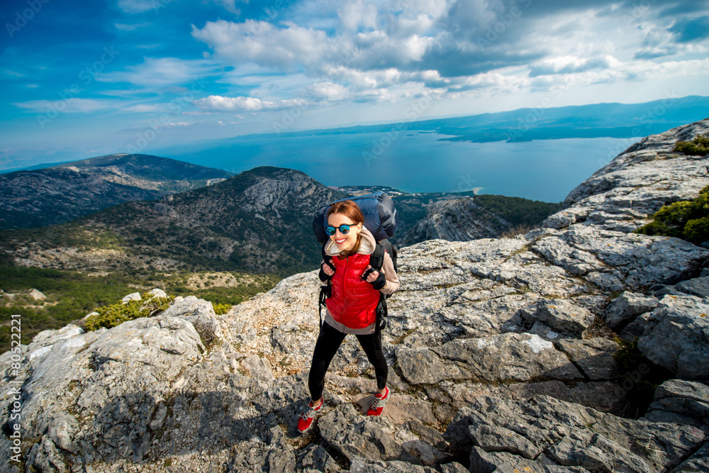 Obraz premium Young mountain climber on the top of island