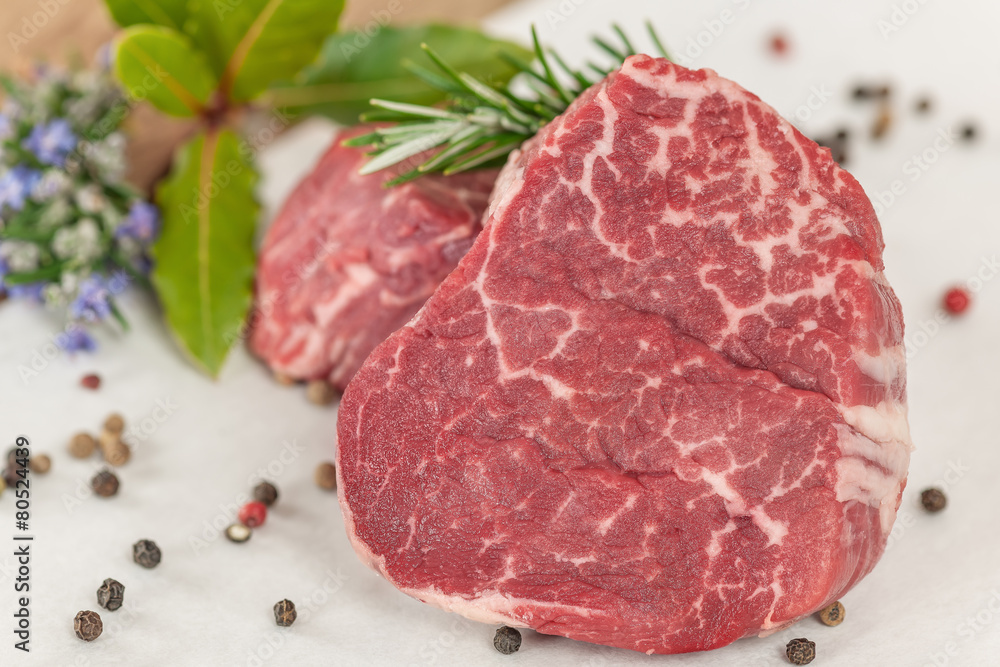 Rohes Rinderfilet mit Pfefferkörner Rohes Rinderfilet mit Pfefferkörner