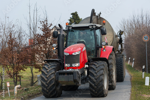 XXX Landmaschine mit G  llewagen auf   ffentlicher Stra  e - 8508