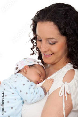 Madre joven abrazando amorosamente a su bebé de un mes de nacido photo