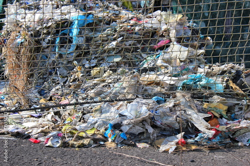 Detailansicht einer Müllhalde für Recycling von Kunststoffen