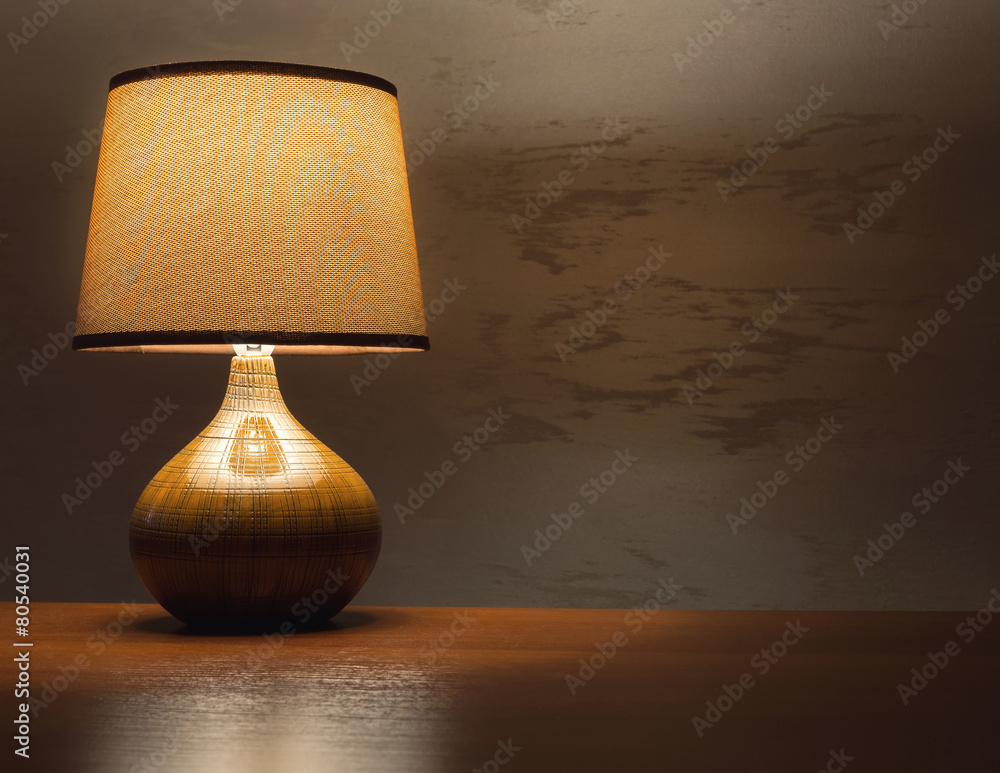 Foto The lamp on the table