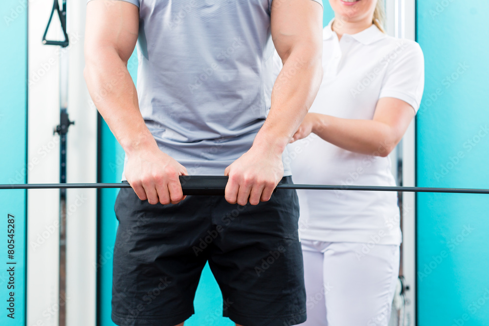 Physiotherapeut behandelt Patient in Praxis Physiotherapeut behandelt Patient in Praxis