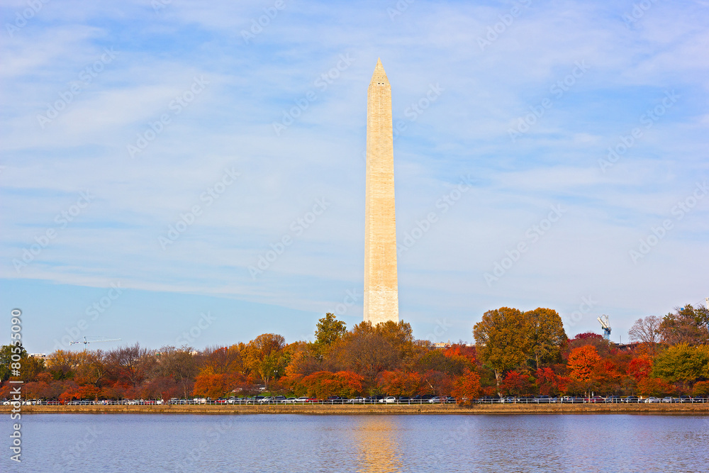 Obraz premium Autumn around Tidal Basin and Washington National Monument