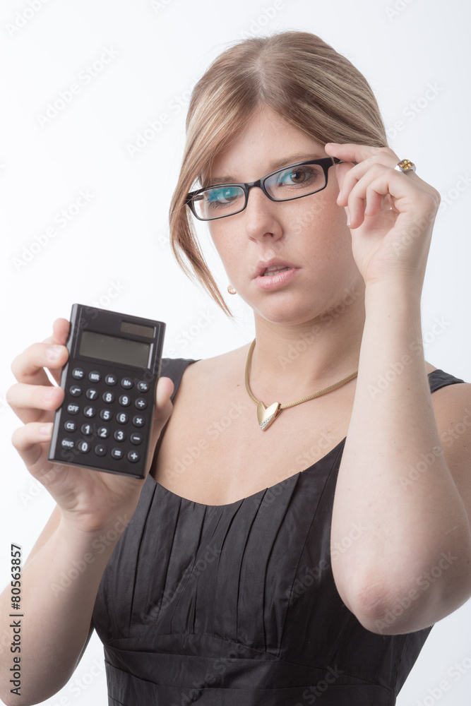 Junge blonde Frau mit Taschenrechner und Brille Junge blonde Frau mit Taschenrechner und Brille