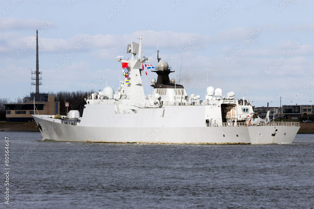 Obraz premium Chinese Navy frigate leaving Rotterdam