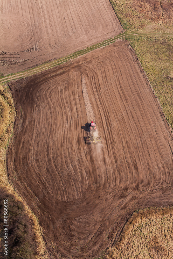 Obraz premium aerial view of of tractor on harvest field