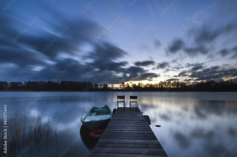 Naklejka premium łódka w przystani wędkarskiej