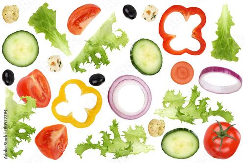 Fliegende Zutaten für Salat mit Tomate, Gurke, Zwiebel und Papr photo