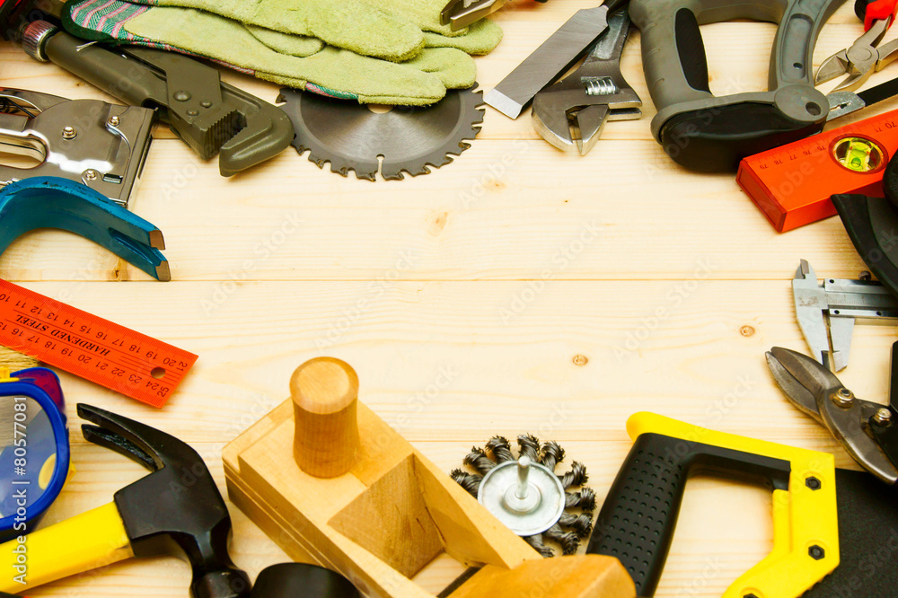 The different working tools (stapler, mallet, saw and others) on