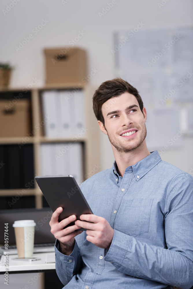 moderner geschäftsmann am arbeitsplatz mit tablet in der hand moderner geschäftsmann am arbeitsplatz mit tablet in der hand