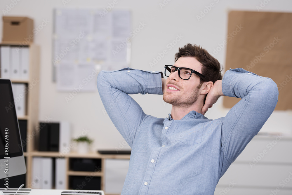 Mann Verschränkt Arme Hinter Dem Kopf stock.adobe.com