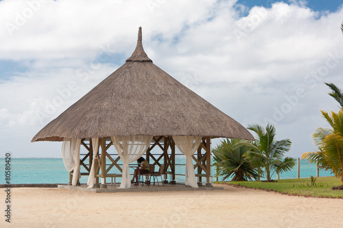 kiosque sur plage de l'île Maurice © Unclesam