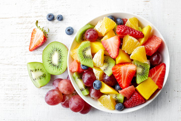 Crédence de cuisine Fruits Salade de fruits d'été fraîche et colorée  © baibaz