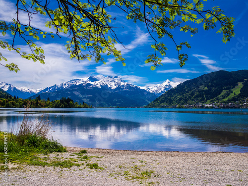 Zeller See mit Blick auf Zell am See und Gletscher Hohe Tauern