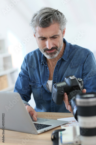 Photo reporter working in office
