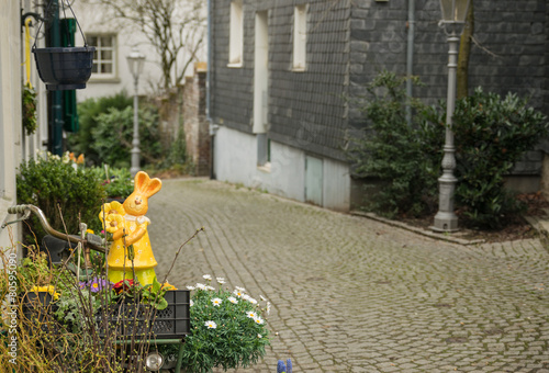 Osterhase bringt Blumen auf dem Fahrrad