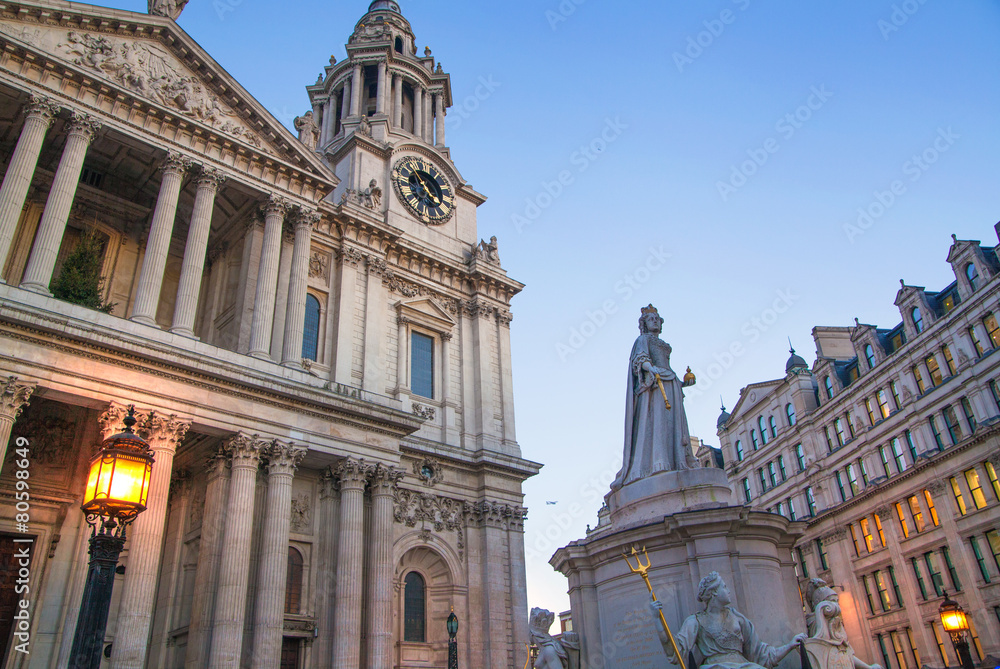 Fototapeta premium LONDON, UK - DECEMBER 19, 2014: St. Paul cathedral in dusk