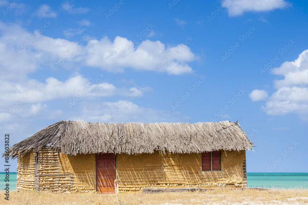 Colorida casa tradicional en el idílico paisaje de una playa caribeña en el Cabo de la Vela en la región de la Guajira en Colombia Colorida casa tradicional en el idílico paisaje de una playa caribeña en el Cabo de la Vela en la región de la Guajira en Colombia