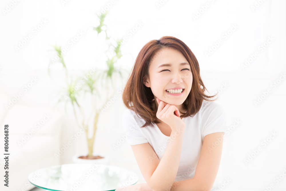 部屋でリラックスする女性 部屋でリラックスする女性