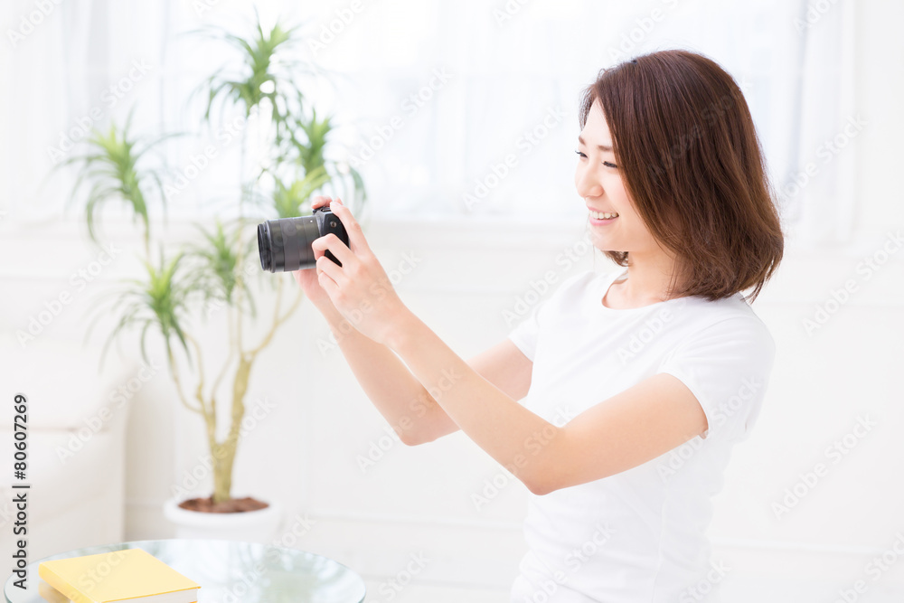 カメラを持つ女性 カメラを持つ女性