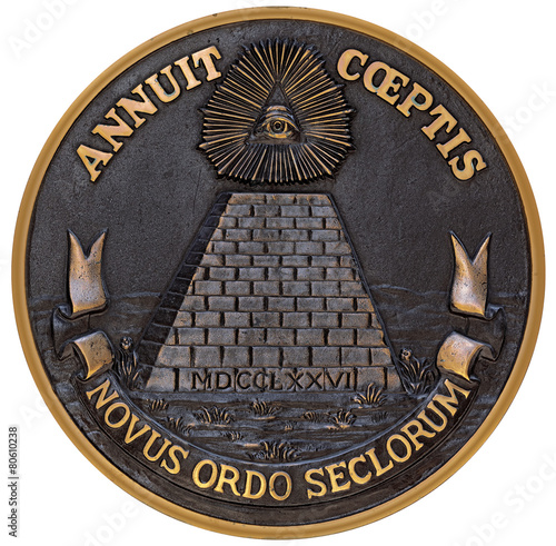Φωτογραφία bronze back side of the great seal isolated on white with clippi