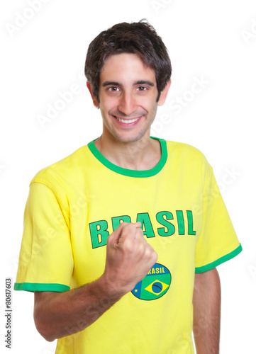 Brasilianer mit kurzen schwarzen Haaren zeigt die Faust