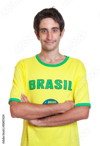 Brasilianer mit kurzen schwarzen Haaren und verschränkten Armen