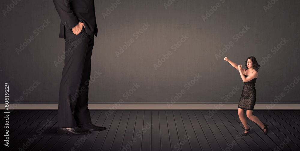 Obraz premium Little bussineswoman in front of a giant boss legs concept
