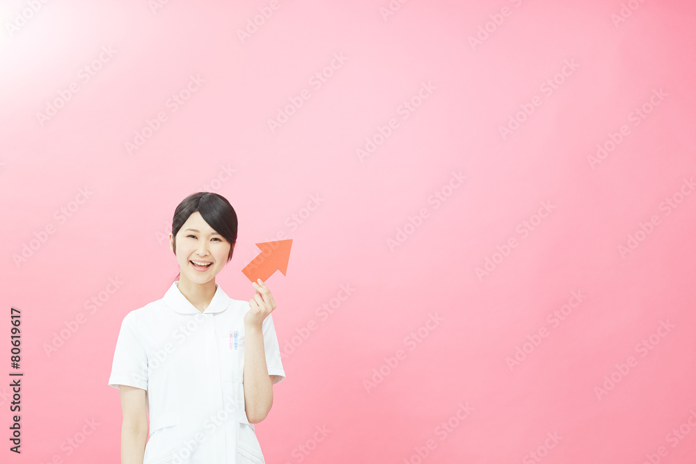 矢印で指すナース 矢印で指すナース